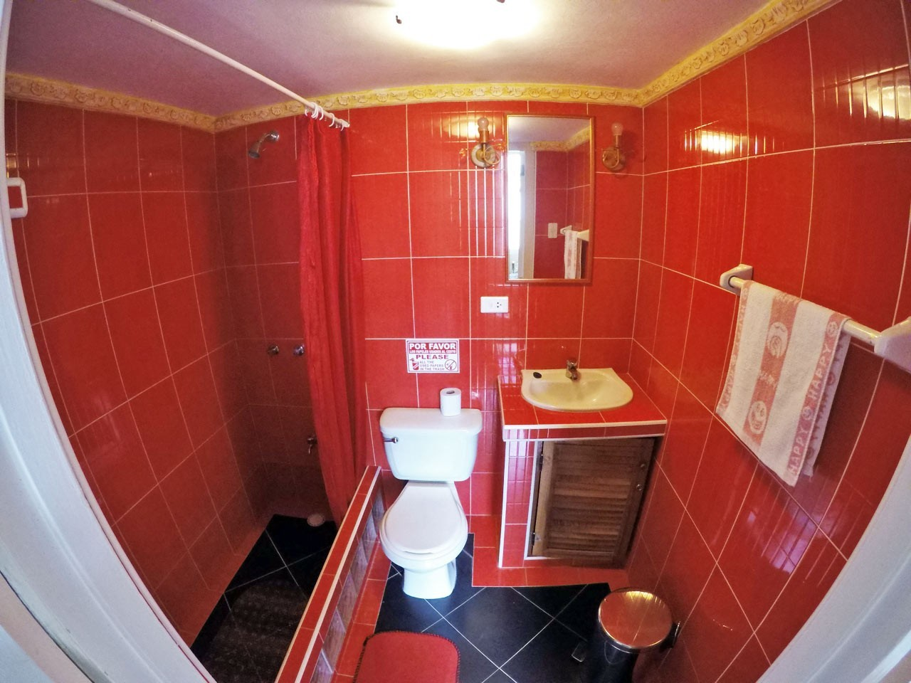 The en-suite bathroom of Room 1 in Vista al Mar casa particular in Habana Vieja