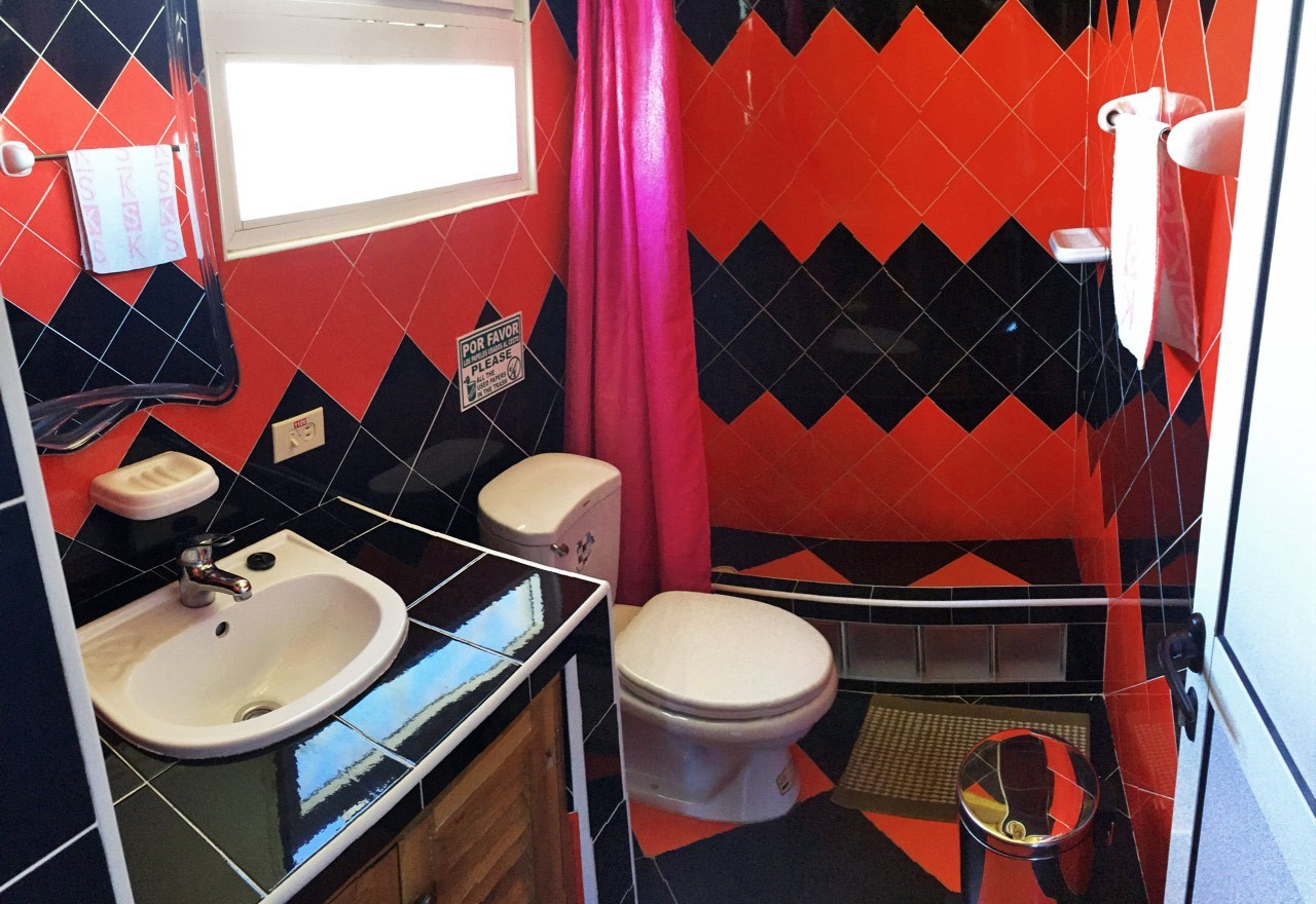 En-suite bathroom of Room 5 in Vista al Mar guesthouse in Old Havana