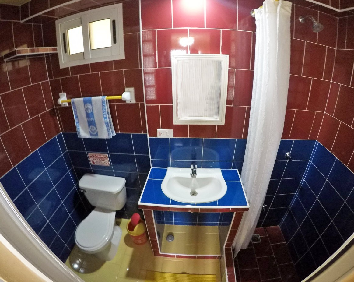 En-suite private bathroom of Room 6 in Vista al Mar guesthouse