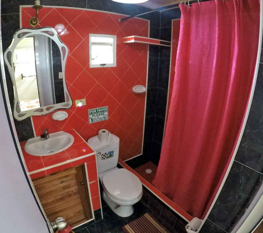 The en-suite bathroom of Room 7 in Vista al Mar guesthouse in Old Havana