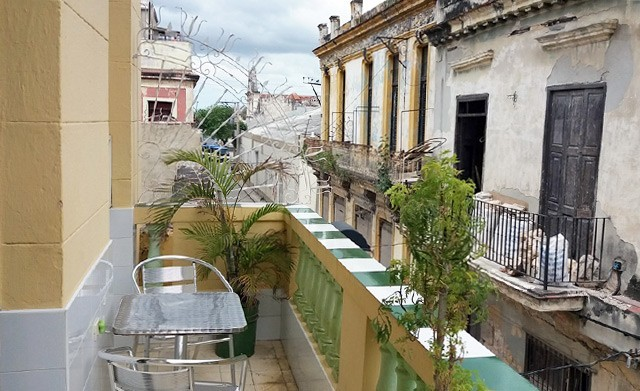 The 1st floor balcony of Vista al Mar casa particular in Old Havana