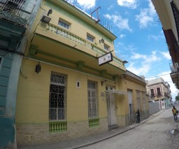 Street view of Casa La Caridad casa particular in Old Havana