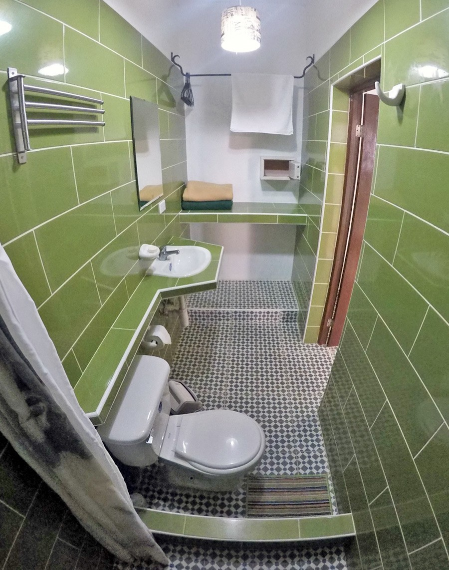 El bano de habitacion 5 en casa obrapia en Habana Vieja