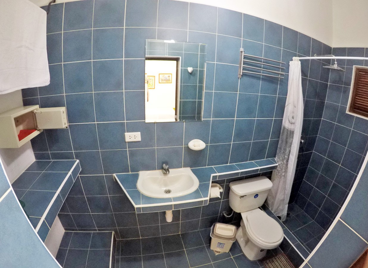 The en-suite bathroom of Room 6 in Casa Obrapia casa particular in Old Havana