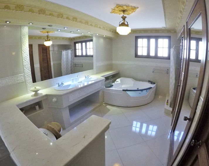 a luxury bathroom in a casa particular in Cuba